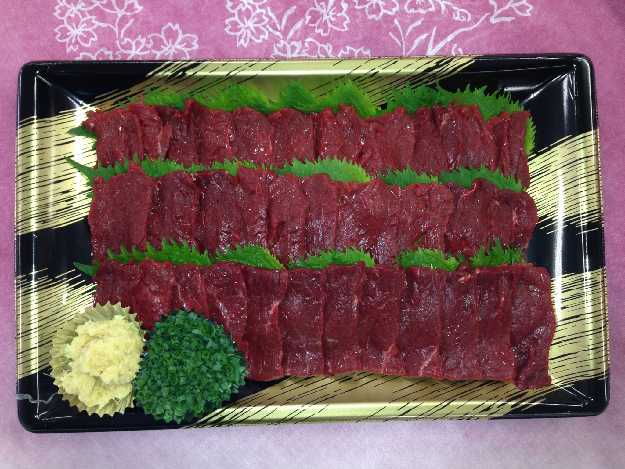 【馬刺し】 - 肉のたかお